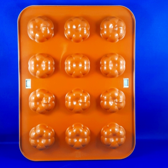 Nordic Ware Floral Cake Pops Pan (2-pce locking) - Picture 2 of 11